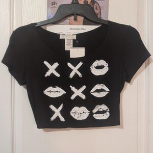 Kiyomi XOXO Kiss Lips Black White Graphic Short Sleeve Crop Top Shirt Size Small